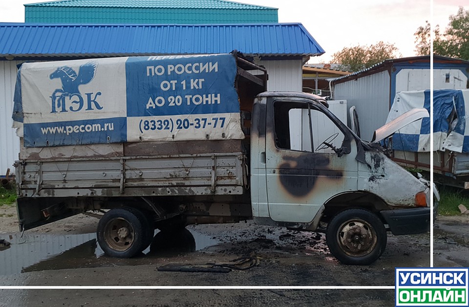 Неизвестные подожгли автомобиль в Усинске. Фото с портала "Усинск Онлайн"