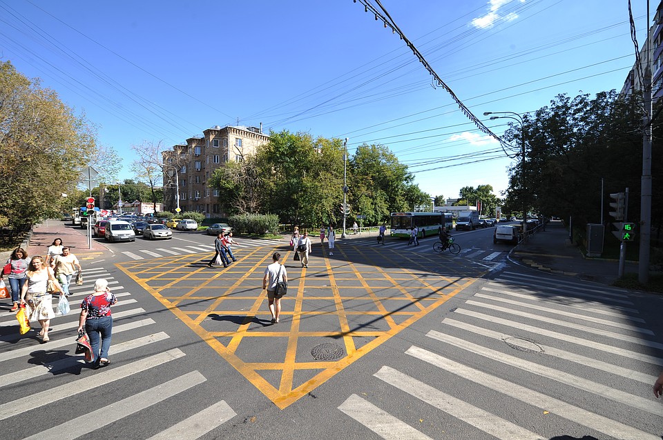 «Вафельная» разметка в Челябинске, похоже, появится лишь через год. Фото: Иван ПРОХОРОВ