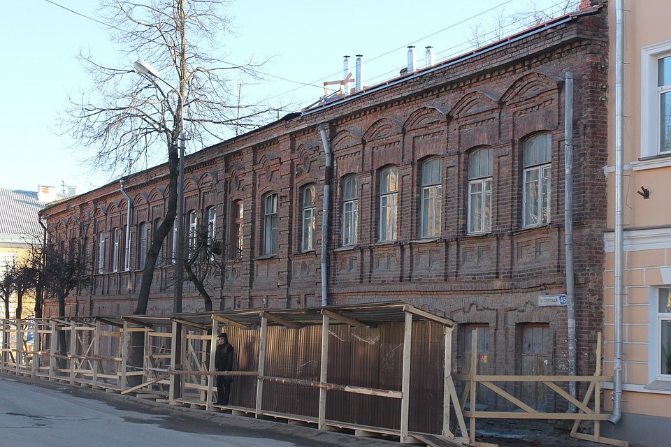 В феврале жильцы квартиры в доме № 45 чуть не провалились в подвал.
