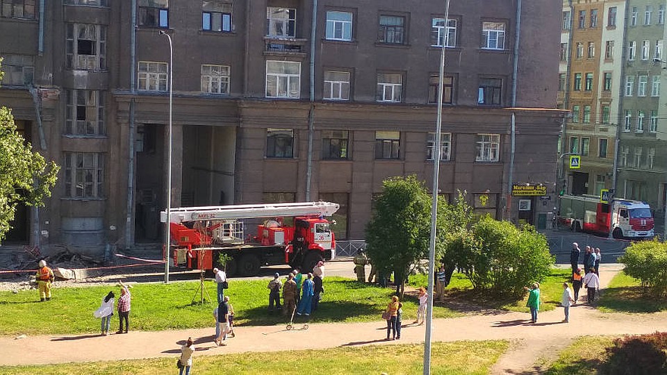 Экспертиза показала, что причина обрушения балкона - ослабление креплений Фото: группа «Живем на Васильевском острове»