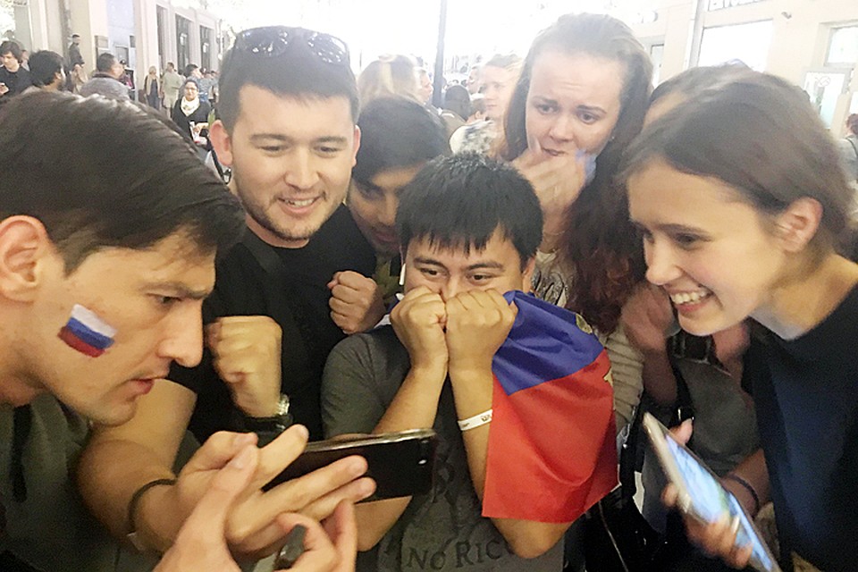 Тех, кто решил провести матч не дома, у телевизоров, а здесь, на Никольской было немало