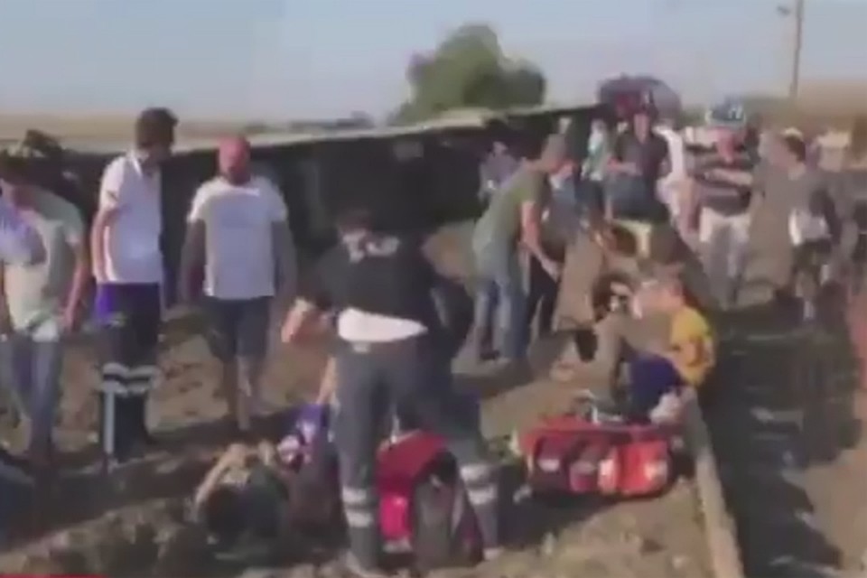 В Турции пассажирский поезд сошел с рельсов