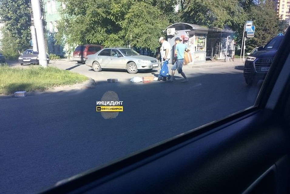 В Новосибирске из грузовика высыпались посылки. Фото: vk.com/incident_nsk