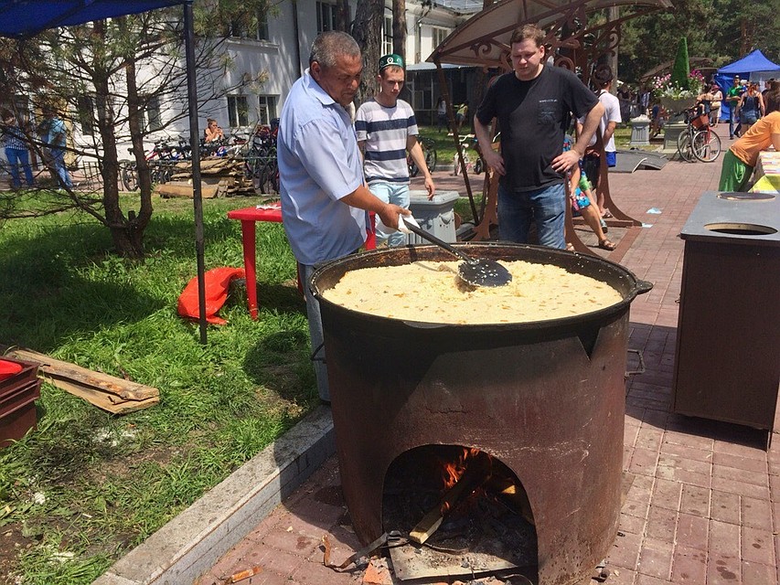 В Хабаровске на Сабантуе раздали больше тысячи порций бесплатного плова