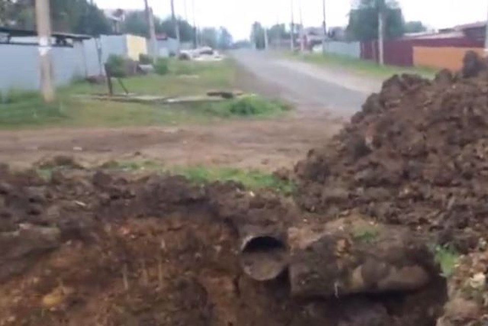 Глубина котлована 3-4 метра, он ничем не огорожен. Фото: Иван Козлов.
