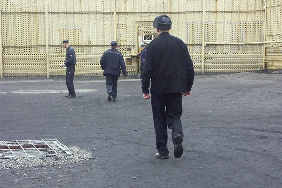 В Мурманской области случился необычный побег. Ради любви молодой человек, рискуя получить новый срок, сбежал из под стражи. А потом... добросовестно вернулся обратно!
