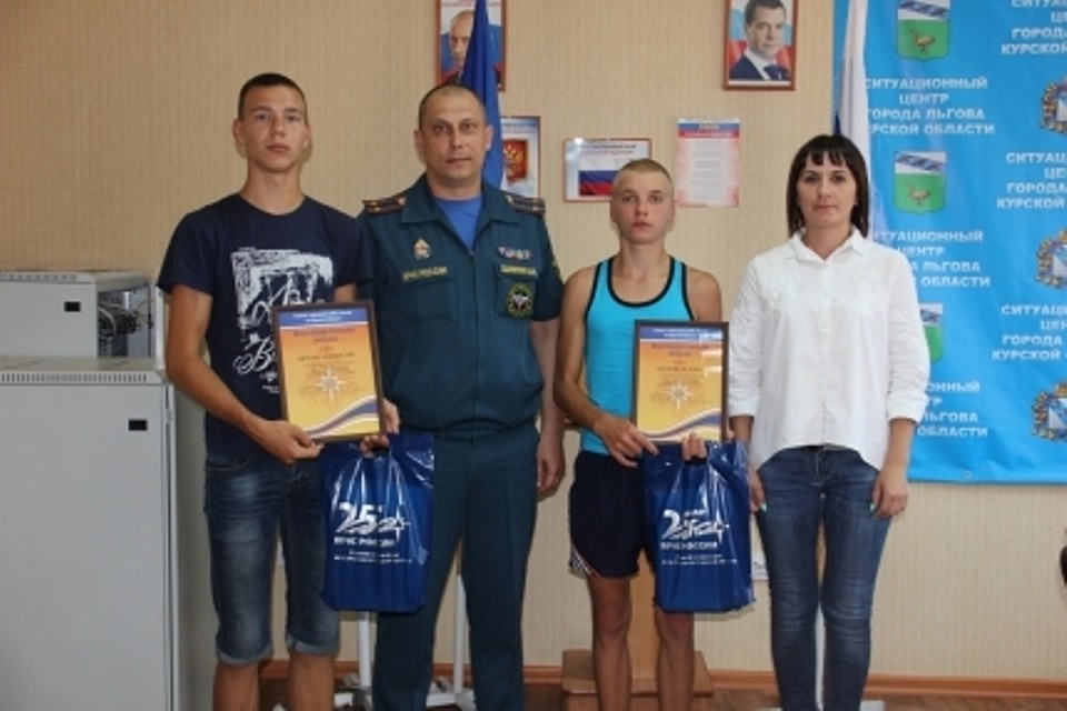 Ребята вдвоем вытащили мальчика на берег