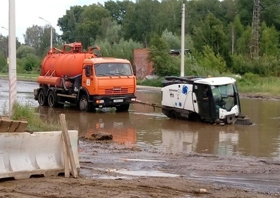 Дорожный пылесос не смог преодолеть лужу. Фото: группа в соцсети "Позор Тверь"