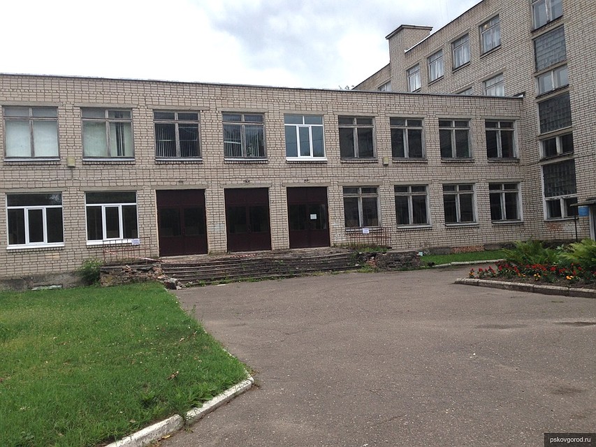 В Пскове продолжается ремонт лицея №4 к новому учебному году.