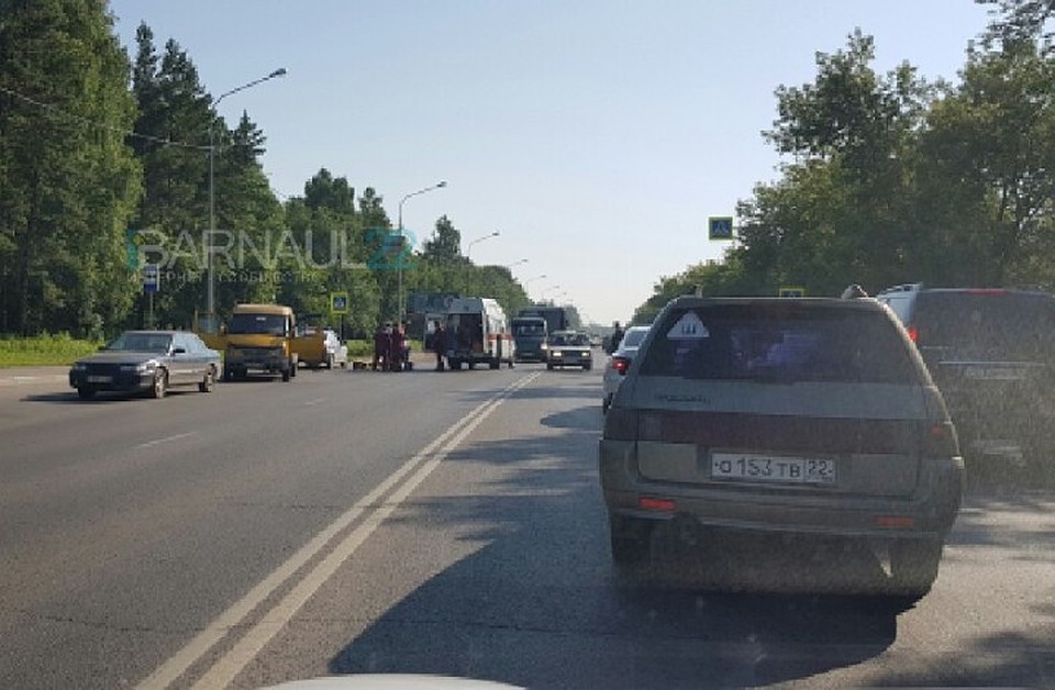 Автомобиль сбил пешехода в Барнауле на Змеиногорском тракте