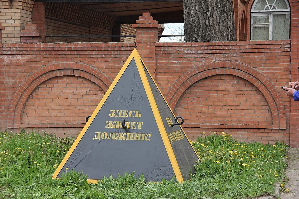 Пирамида весит три тонны, и кому понадобилось ее красть - непонятно. Фото: СКС