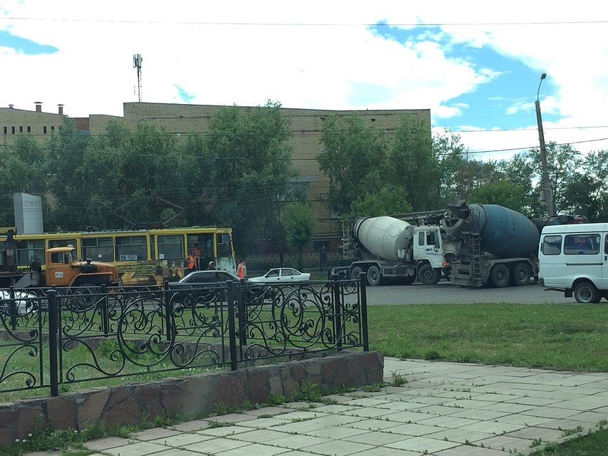 Бетономешалка застряла на трамвайных путях. Фото: vk.com/auto_mgn