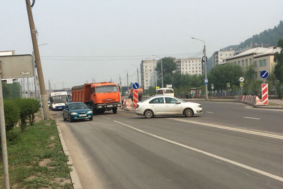 Авария на правобережье Красноярска парализовала выезд из города. Фото: ЧП - Красноярск.