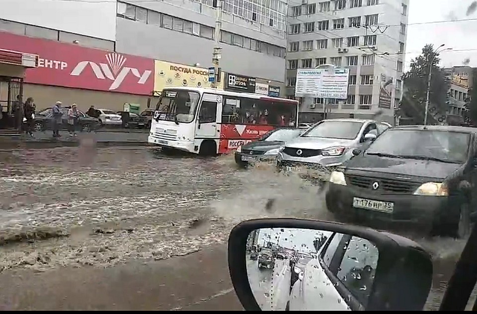 На улице Ленинградской ливневка не справилась с дождем.