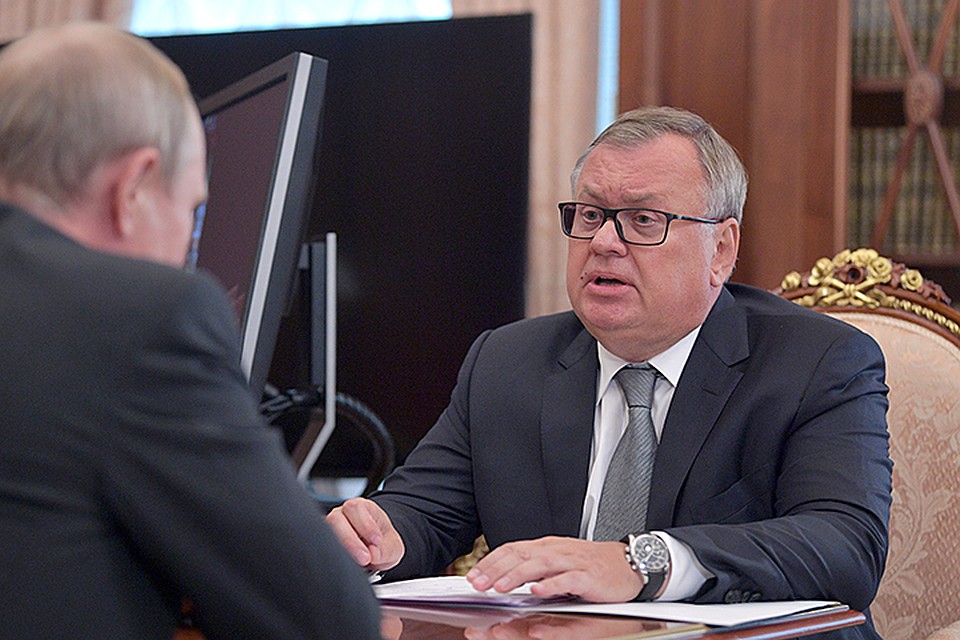 Андрей Костин, докладывая президенту о работе организации, рассказал, что ипотечная ставка постепенно приближается к обозначенным в послании 7 %. Фото: Алексей Дружинин//ТАСС