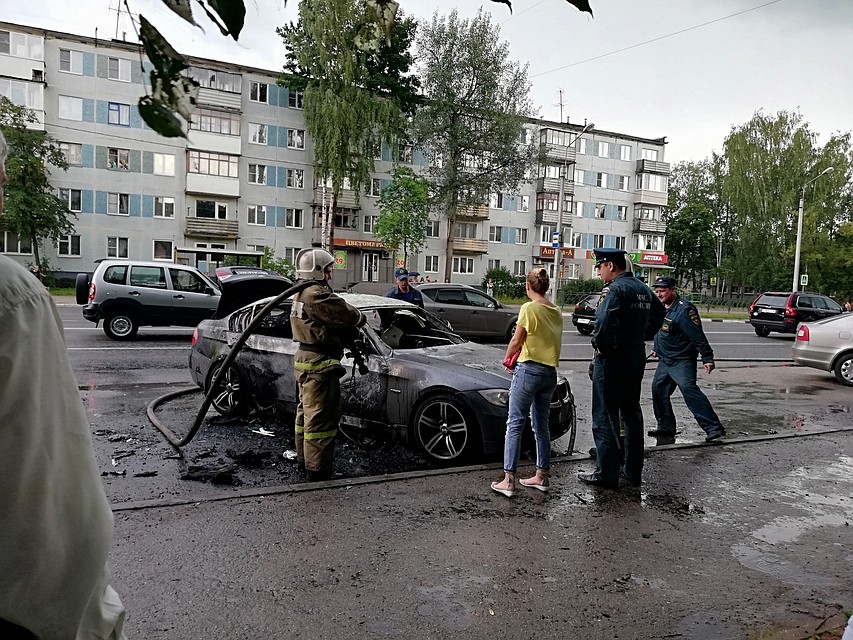 На стоянке у городской больницы в Пскове сгорела иномарка Фото: Анжелика Григорьева.