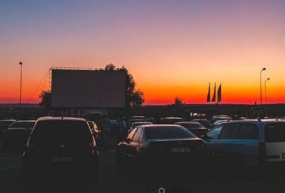 В кишиневском авто-кинотеатре можно не только смотреть фильмы, но и любоваться закатами. Фото: afisha.md
