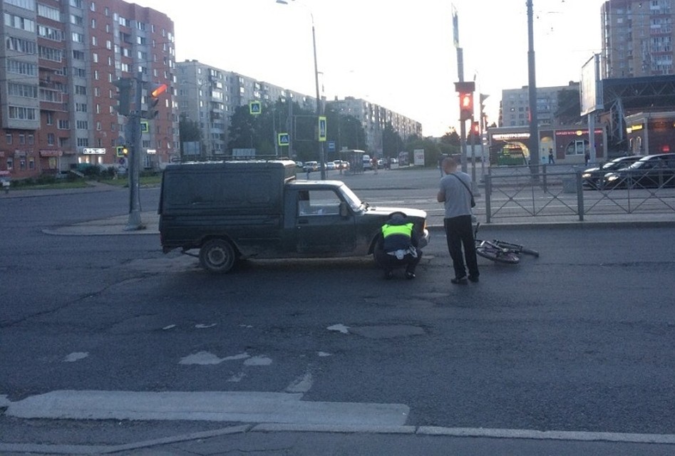 Водитель сбил велосипедиста Фото: ДТП и ЧП Санкт-Петербурга