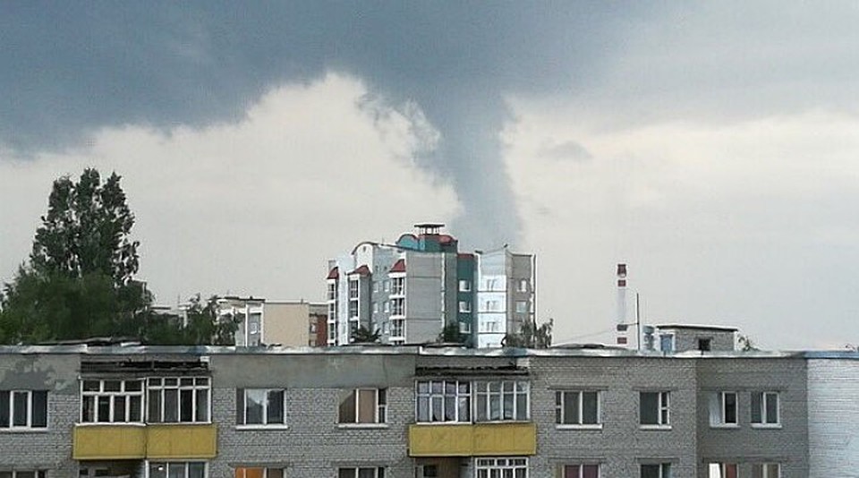 Очевидцы сфотографировали мини-торнадо в пятницу, 13 июля. Фото: твиттер @nadvorie