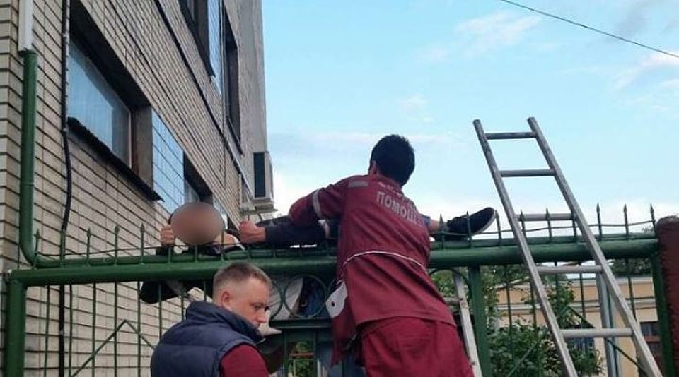 Чтобы освободить парня, спасателям пришлось применять аварийно-спасательный инструмент. Фото: Брестское областное ОУМЧС