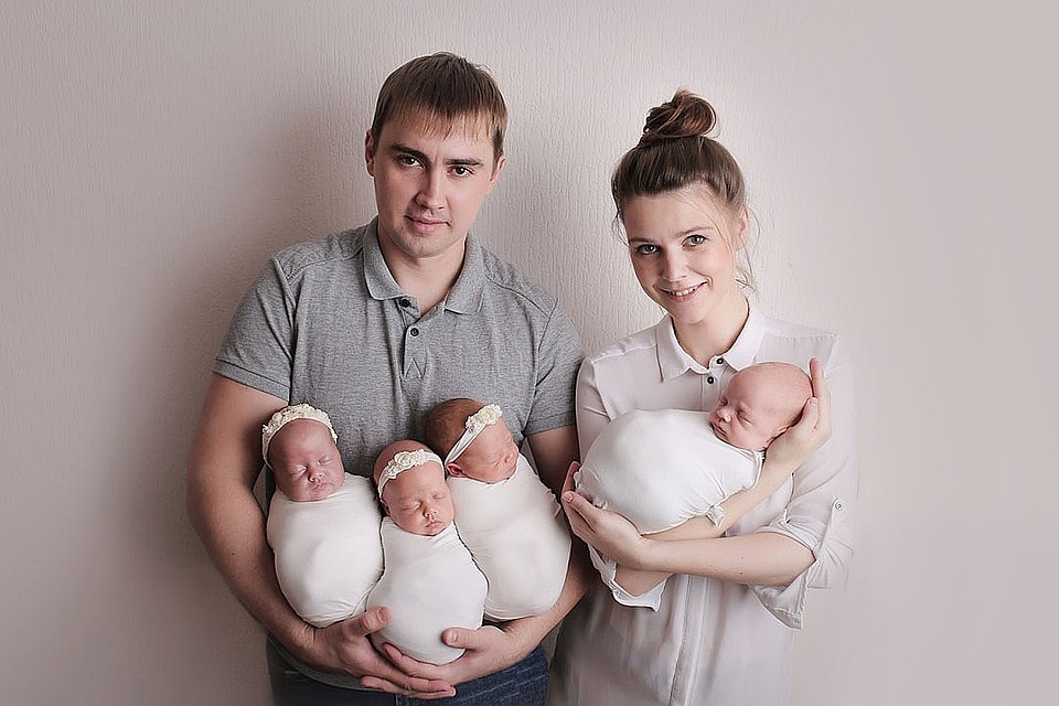Счастливые родители, за раз ставшие многодетной семьей. Фото предоставлено Еленой Михайловской.