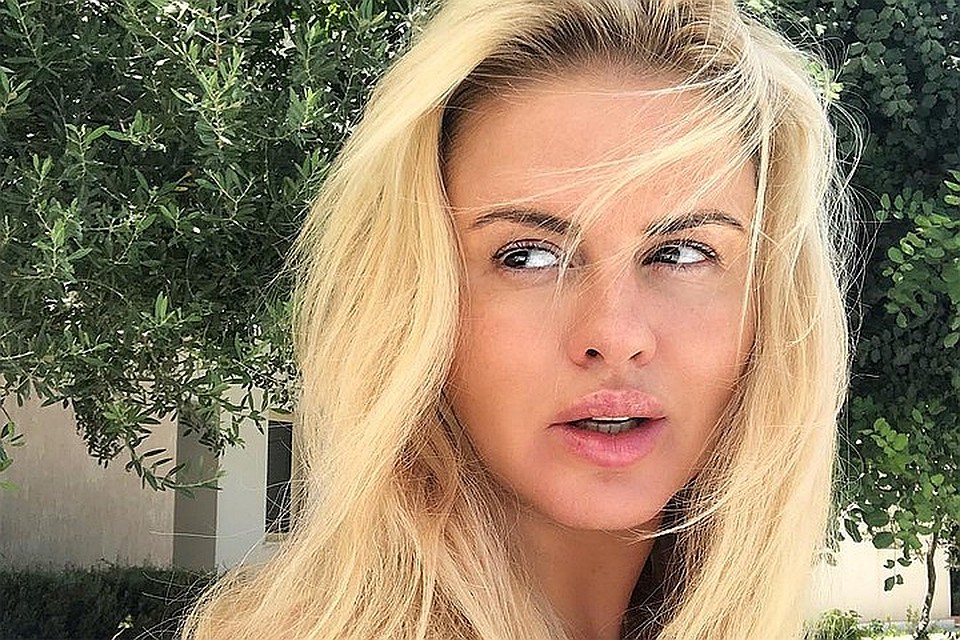 Анна Сейчас отдыхает на Крите, где решила немного расслабиться и опубликовать фривольное фото