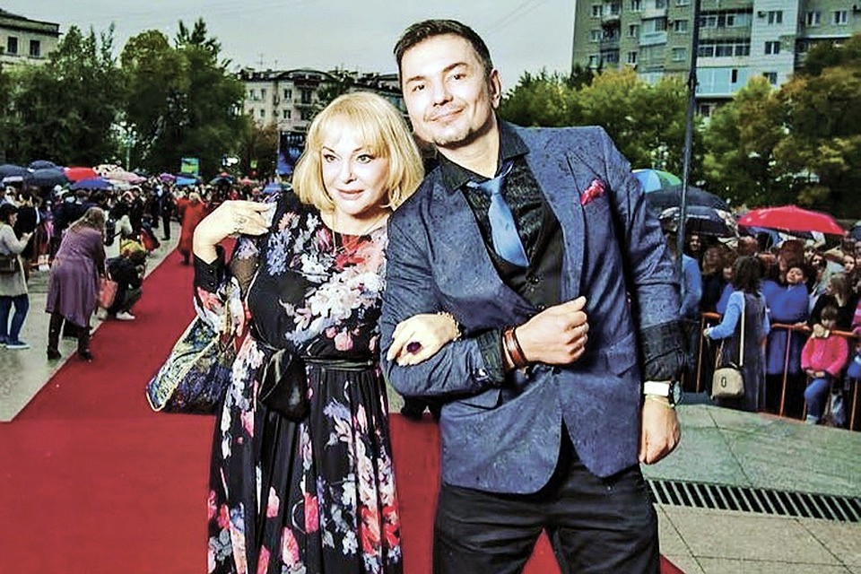 Денис Сердюков моложе Ирины на семь лет.