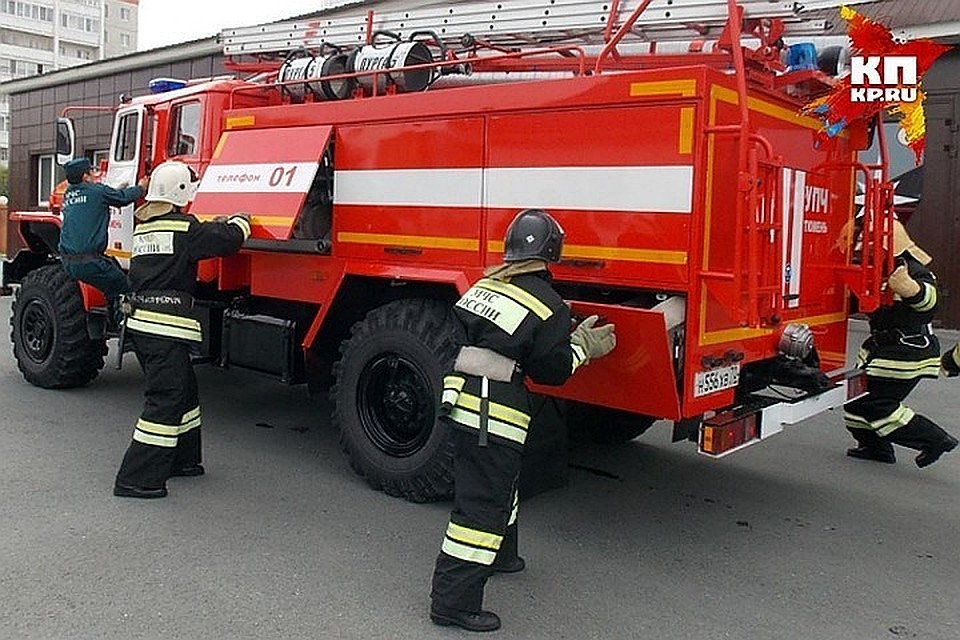 В Кингисеппе пожарные спасли из огня трех человек