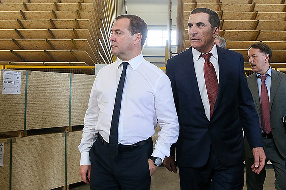 Дмитрий Медведев посетил деревообрабатывающий комбинат с фольклорным названием «Калевала». Фото Екатерина Штукина/ТАСС