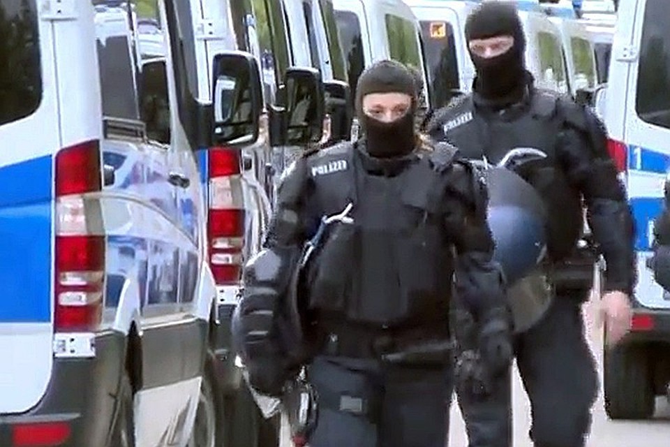 На месте трагедии работают подразделения спасательной службы, пожарные и полицейские