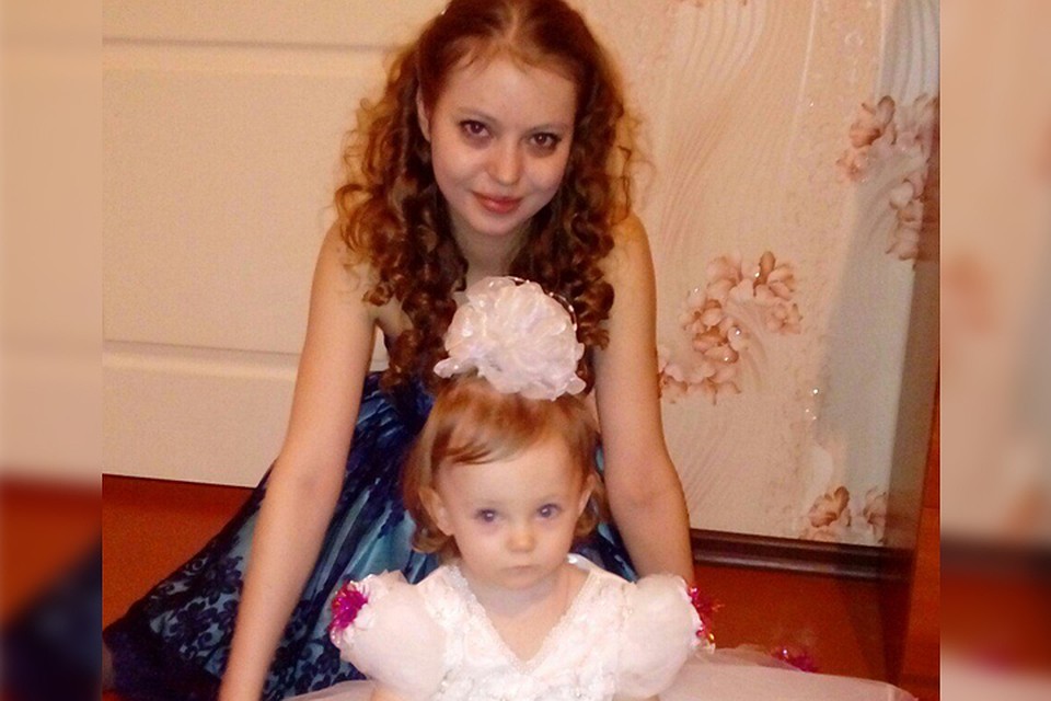 Настя с дочкой. Наступление 2018 Нового года они еще успели отметить вместе, а потом малышка умерла, но Настю еще можно спасти!