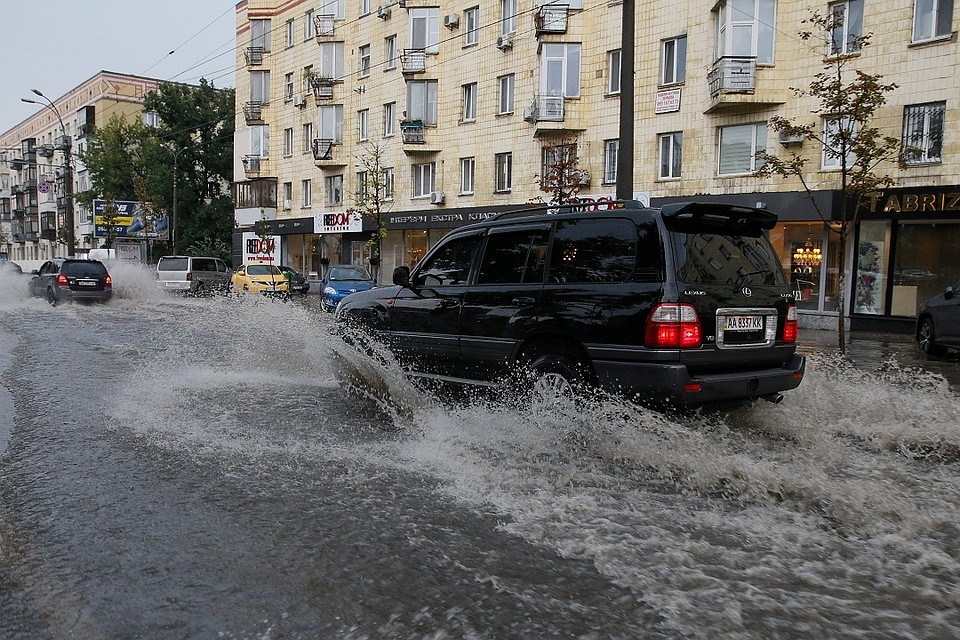 В Киеве прошел мощный ливень с градом
