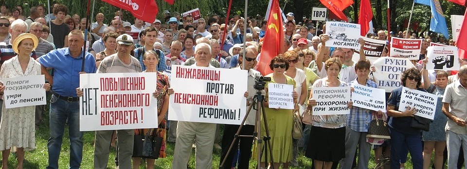 Это только формально митинг коммунистов. Под красными знаменами сторонники разных политических сил, фото: Артем АЛЕКСАНДРОВ.