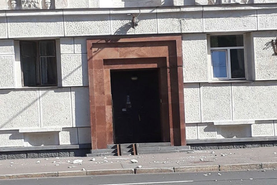 Всего полгода назад здание ремонтировали. Фото: "ДТП и ЧП | Санкт-Петербург" ВКонтакте