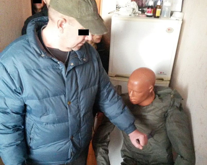 В ходе следственного эксперимента преступник продемонстрировал, как убивал своих жертв.