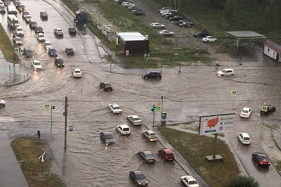 Ливень затопил северо-запад, улицу Труда и городские поселки. Особенно подтопило микрорайон «Парковый». Фото: Vova Prokaev.