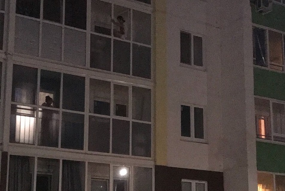 Жительница Тюмени грозилась спрыгнуть с балкона 3 этажа. Фото Асмы Мединской vk.com