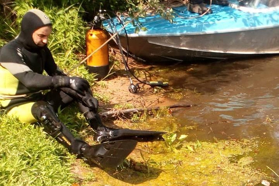 На месте работали водолазы