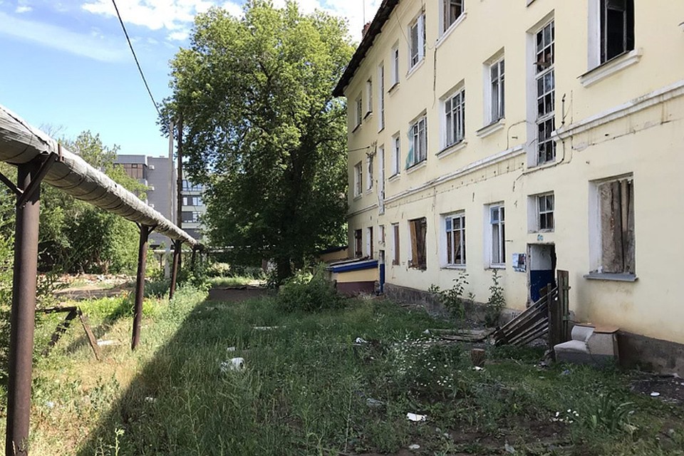 Здесь словно до сих пор не могут выкарабкаться из 90-х