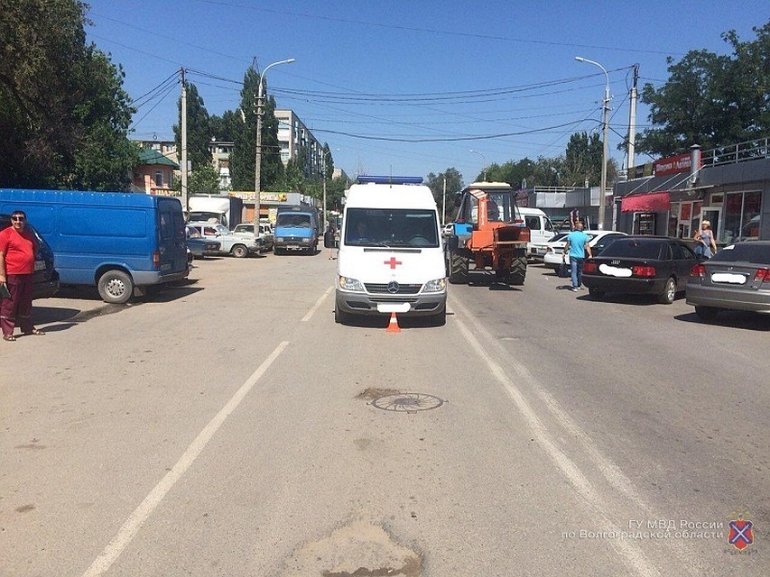 Женщина поленилась дойти до пешеходного перехода и попала под колеса "скорой"
