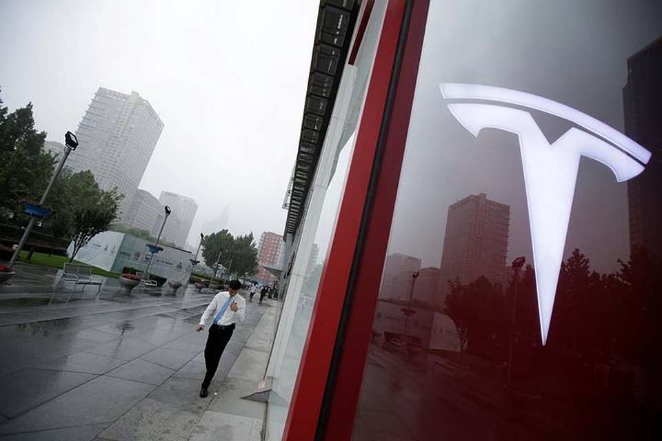Компания Tesla терпит огромные убытки, вкладывая средства в разработку новых моделей электрокаров