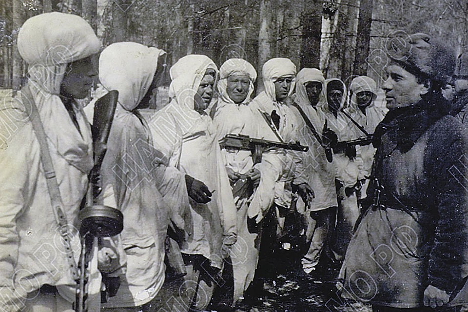Полковник Казанкин (справа) проверяет зимнюю экипировку десантников, которые высадились в тылу у немцев и готовы вступить в бой... Фото: mil.ru