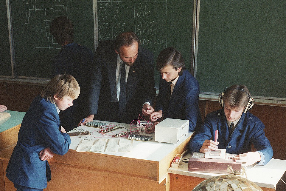 Преподаватель и учащиеся во время занятия в кружке электроники, 1989 год. ФОТО Р. Церлюкевич Альфред/Фотохроника ТАСС