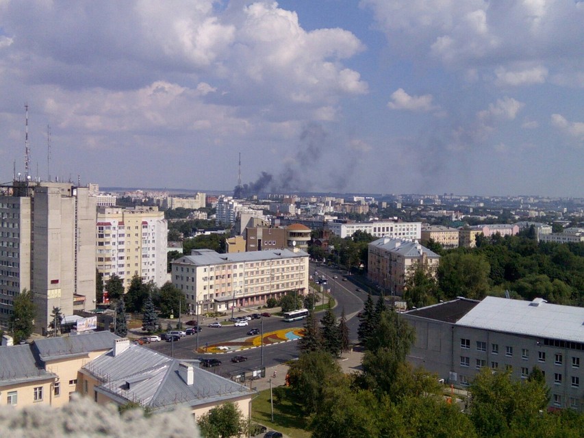 Столб черного дыма был виден в центре города.