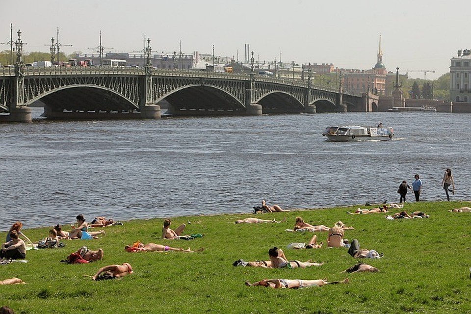 В Петербурге погиб мужчина, пытавшийся доплыть до Васильевского острова.