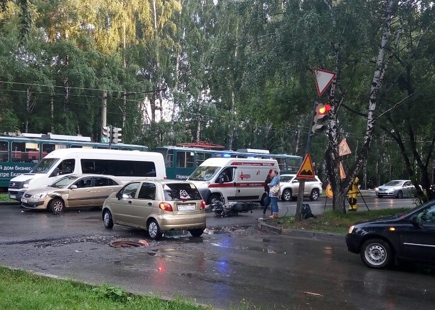 На дороге возникла пробка в обе стороны. Фото: паблик "Инцидент Екатеринбург"