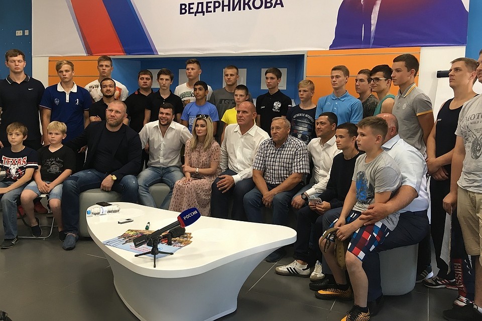 Александр Карелин встретился с псковскими спортсменами и членами Команды 2018.
