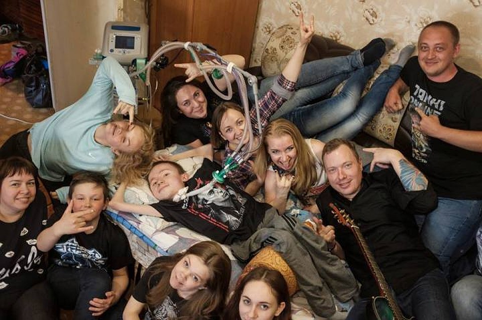 Фото с сайта "Дедморозим". Антон на импровизированном концерте вместе со своими новыми друзьями