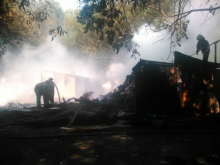 Пожар у кинотеатра «Огонек»: сгорели сараи