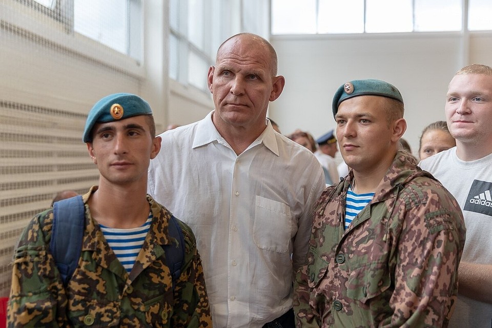 Сфотографироваться с Александром Карелиным хотели все независимо от возраста и вида спорта.